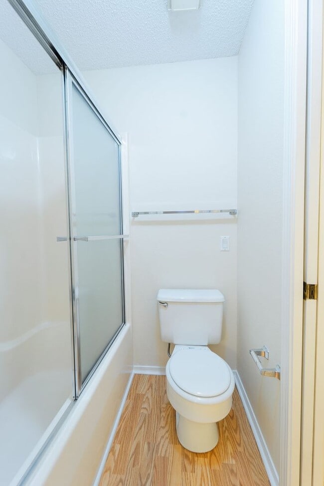 Building Photo - This darling 2 bedroom, 1.5 bath townhome is perfect for low maintenance, one level living! With ...