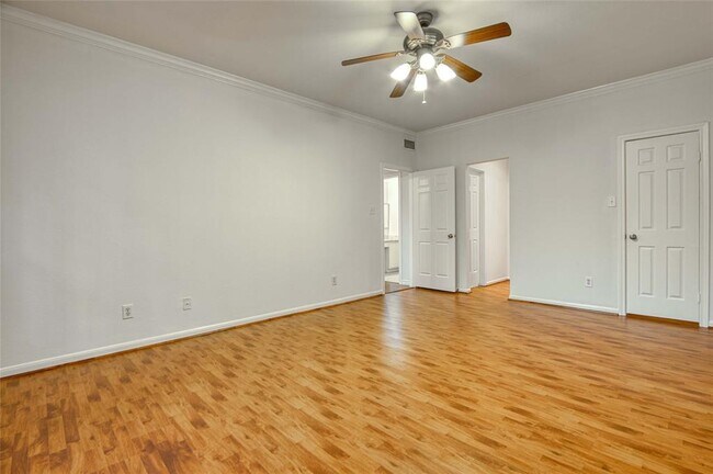 Building Photo - 2255 Braeswood Park Dr