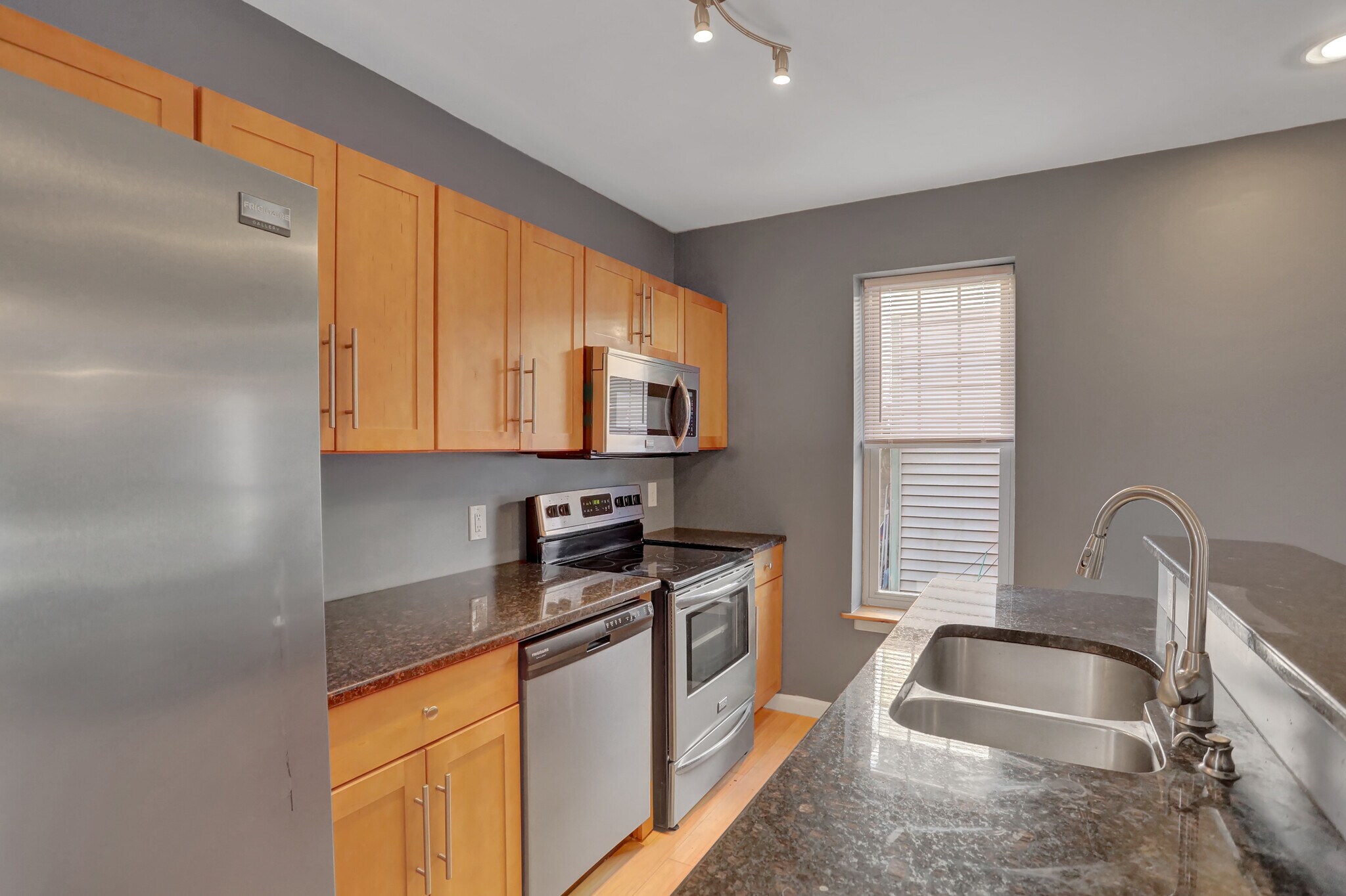 Building Photo - 605 Grace St