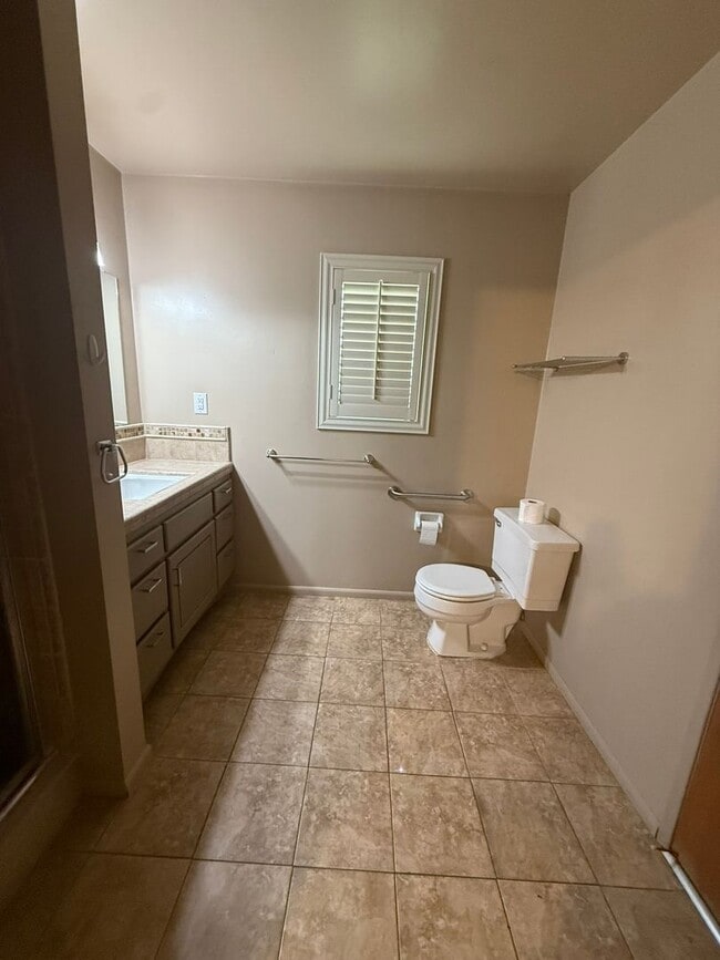 Building Photo - 2520 Oakwood Dr