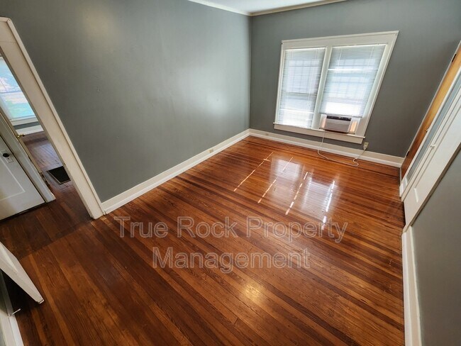 Building Photo - 830 E 12th St
