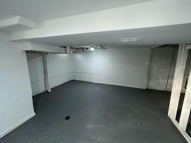 Building Photo - Colonial Ready For You