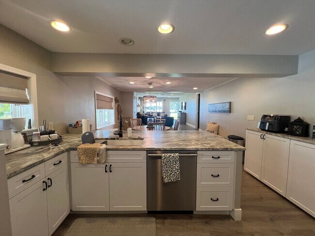 Building Photo - Cozy 4 Bedroom Home on Lakefront (Fully Furnished)