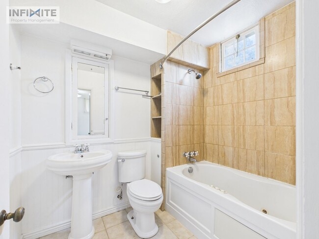 Building Photo - One Bedroom Apartment in the Heart of Down...