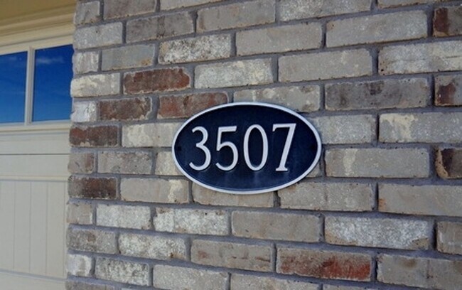 Building Photo - Great 3 Bed 2 Bath House in Mill Creek Manor!