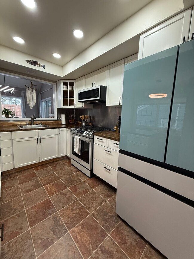 Building Photo - NEW YEAR NEW HOME! 3 bed, 2.5 bath, 2 car garage in South Anchorage