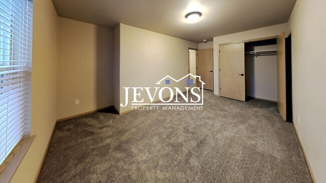 Building Photo - 702 N 29th Ave