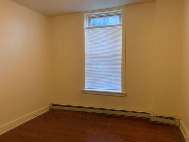 Building Photo - 1st Floor 1 Story 1 Bedroom 1 Bathroom Apa...