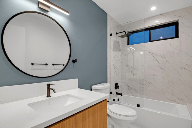 Building Photo - 950 Havenhurst Dr