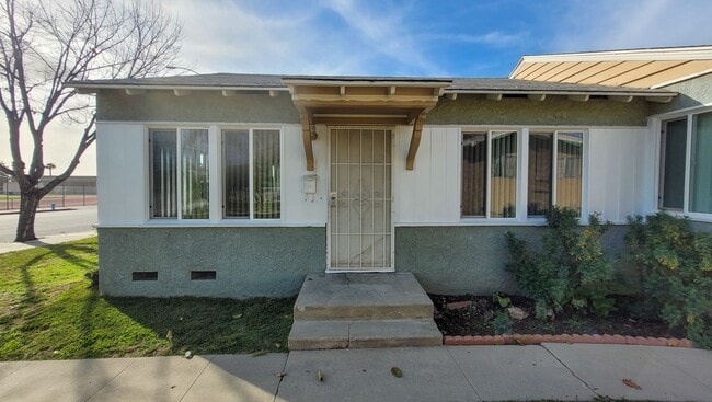 Building Photo - m12307