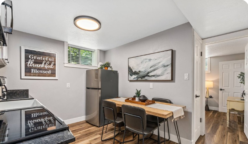 Building Photo - 444 N Oakley St