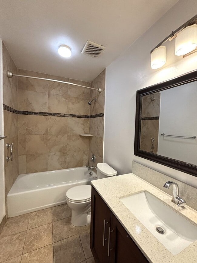 Building Photo - Charming 3-Bedroom, 2-Bath Townhome in Prime Fremont Location