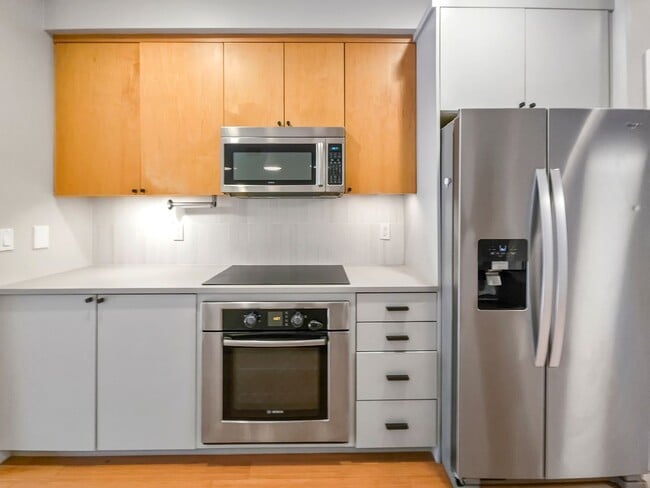 Building Photo - 3-Story Townhouse | 3 Bed, 3.5 Bath | Central Heating | Hardwood Floors | Carpeted Bedrooms | Off...