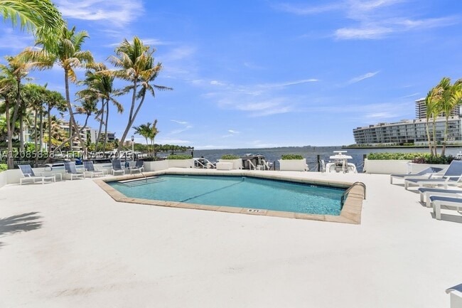 Building Photo - 1600 S Bayshore Ln