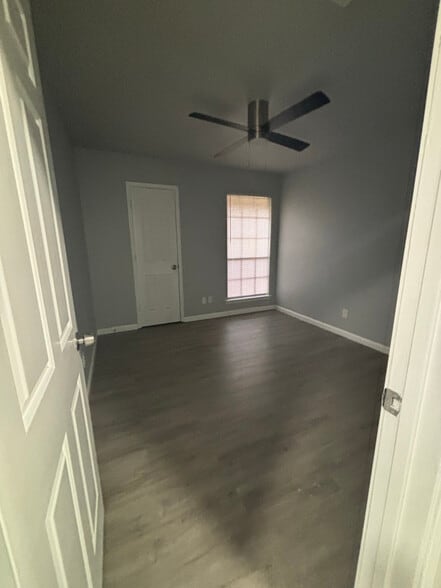 Building Photo - 1212 N Creek Dr