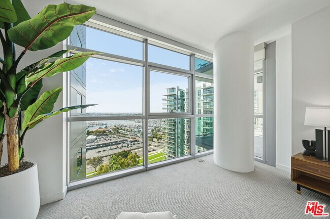 Building Photo - 13650 Marina Pointe Dr