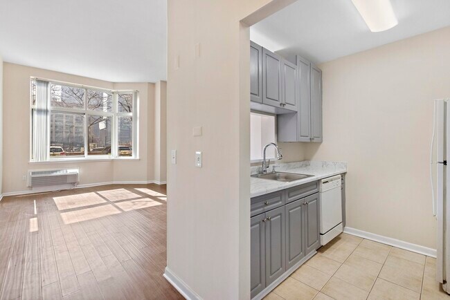 Building Photo - 20 2nd St