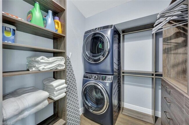 Building Photo - 27131 Oakwood Lake Dr