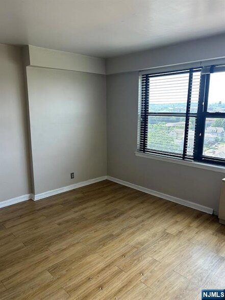 Building Photo - 285 Aycrigg Ave