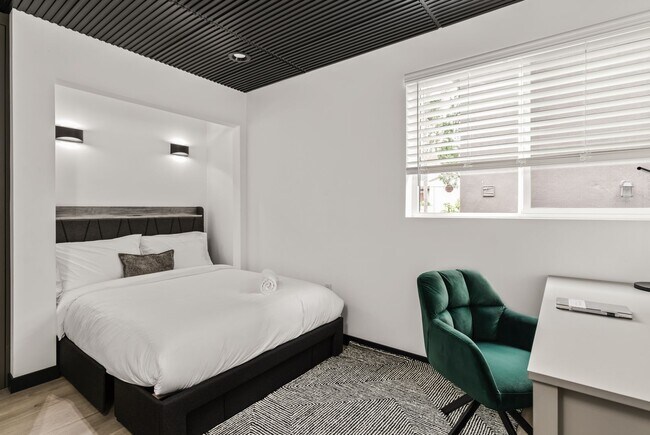 Building Photo - A 5 bedroom, 4 bathroom Fully Furnished Apartment at 1515 1/2 Selby Ave.