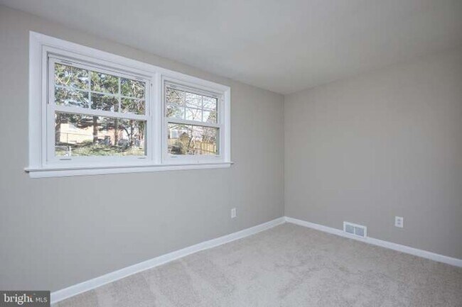 Building Photo - 221 Dale Dr