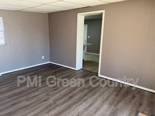 Building Photo - 306 E 3rd St