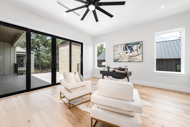 Building Photo - 408 W 30th St