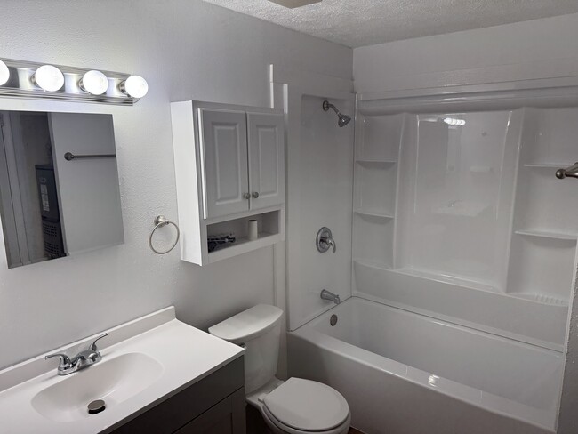 Building Photo - 216 Braun St