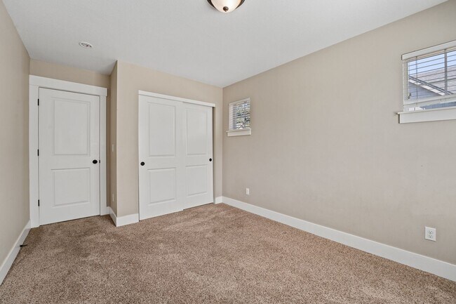 Building Photo - Close proximity to Old Mill District and downtown