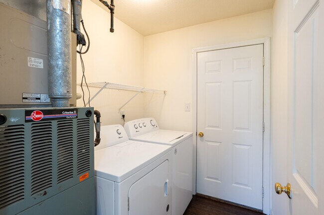 Building Photo - 2418 Northampton Dr