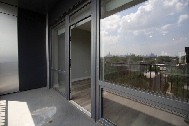 Building Photo - 1554 N Talman Ave