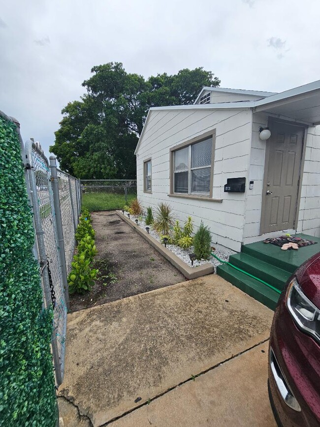 Building Photo - 1013 State St