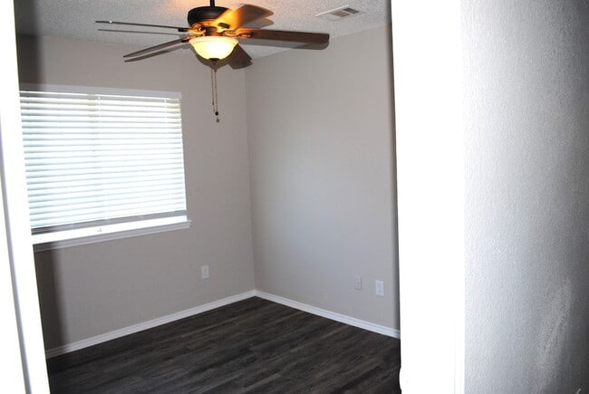 Building Photo - 305 N Elm St