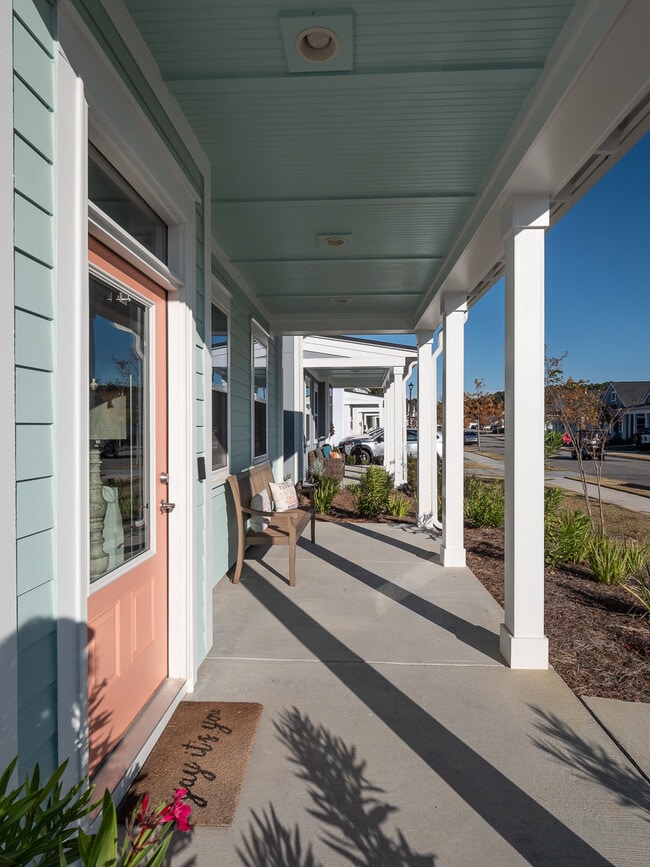 Relax on this nice front porch - 3498 Habenaria Rd