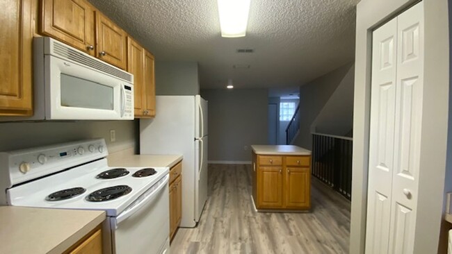 Building Photo - Gorgeous 1/1.5 Townhome in Las Palmas