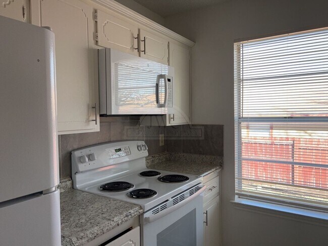 Building Photo - 2405 Bermuda Dr