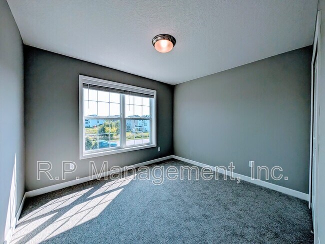 Building Photo - 9850 Glacial Valley Rd