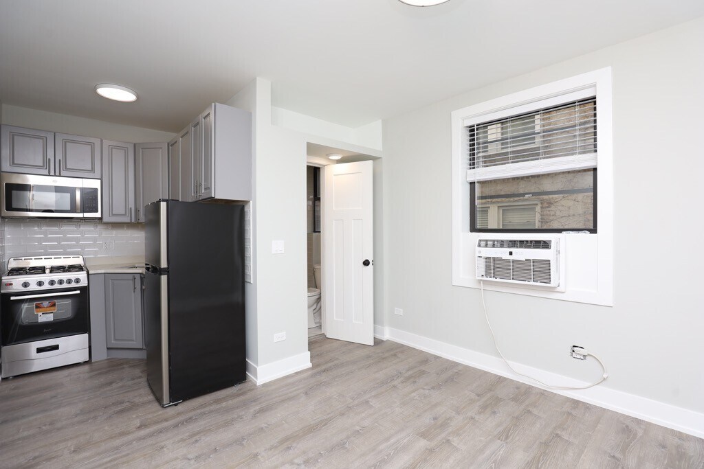 Building Photo - 510 W Belmont Ave