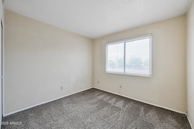 Building Photo - 5406 W Sheena Dr