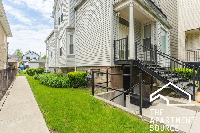 Building Photo - 2834 W Dickens Ave