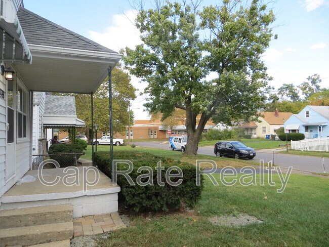 Building Photo - 469 S Waverly St