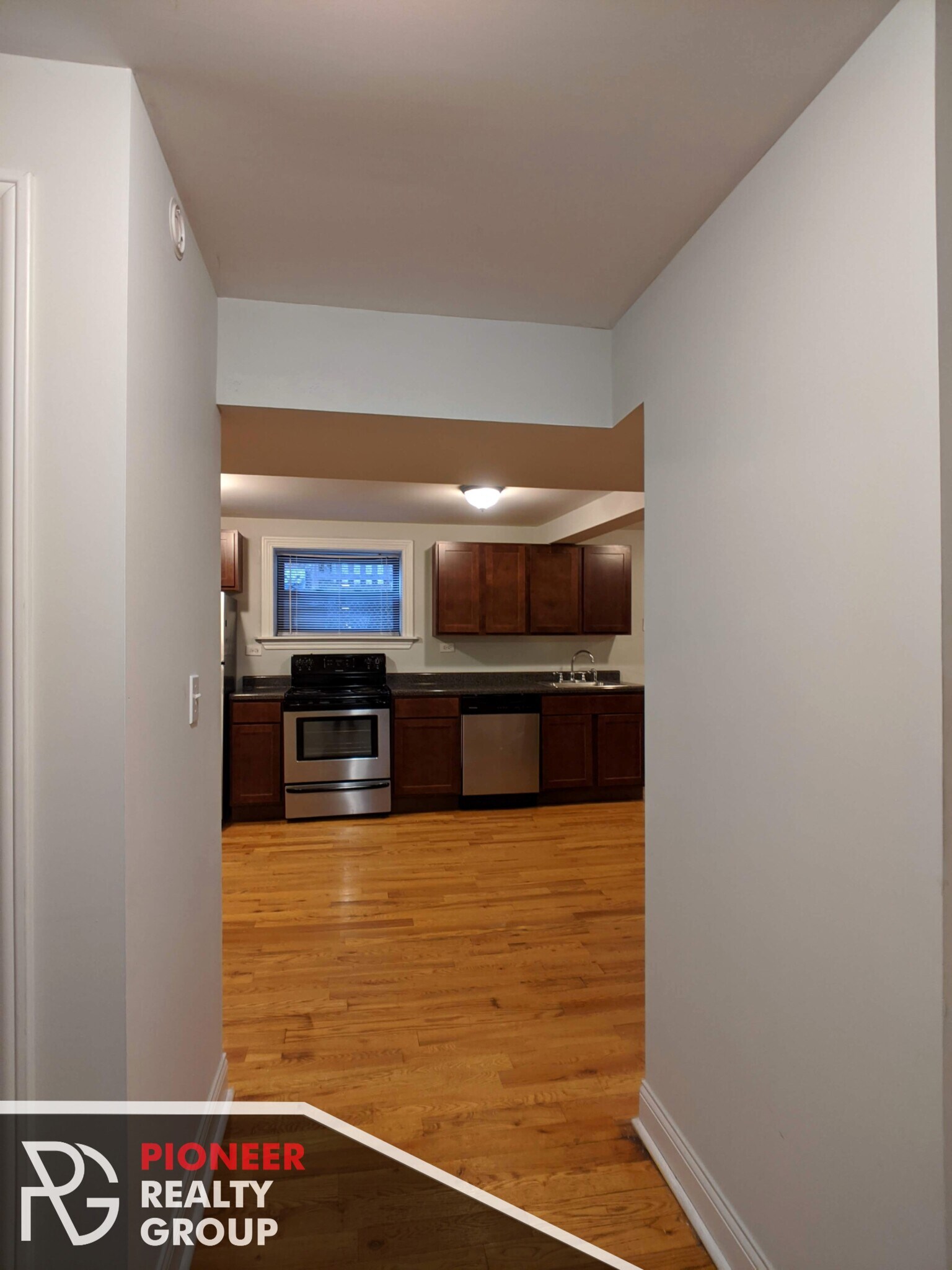 Building Photo - 1126 W Oakdale Ave