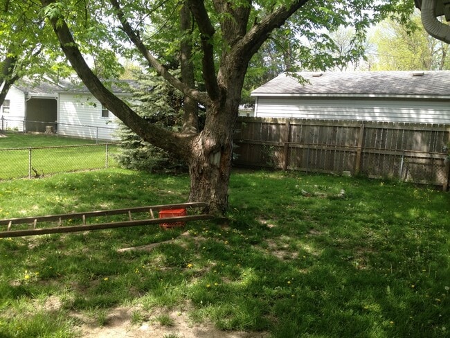 Building Photo - Very nice 3bed/1bath south side home w/ garage & fenced in back yard