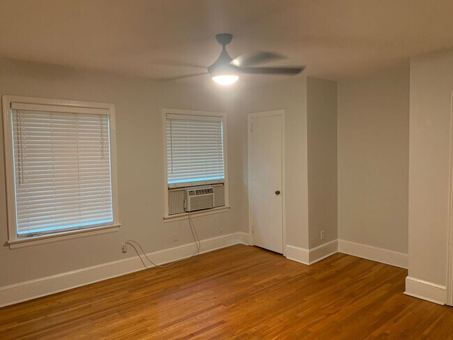 Building Photo - Cozy Condo located in the Queen Selwyn Com...