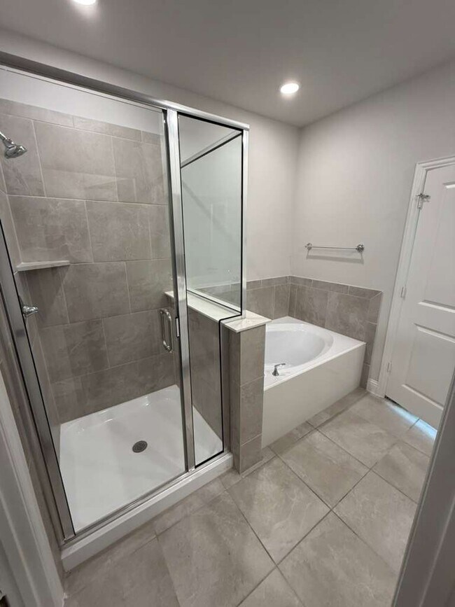 Building Photo - 517 Lana Dr