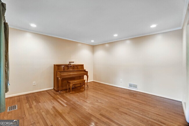 Building Photo - 295 Oakmere Rd