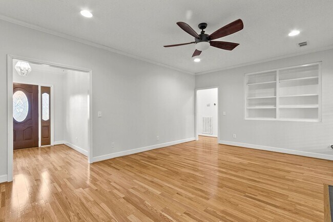 Building Photo - 10495 Royal Points Dr