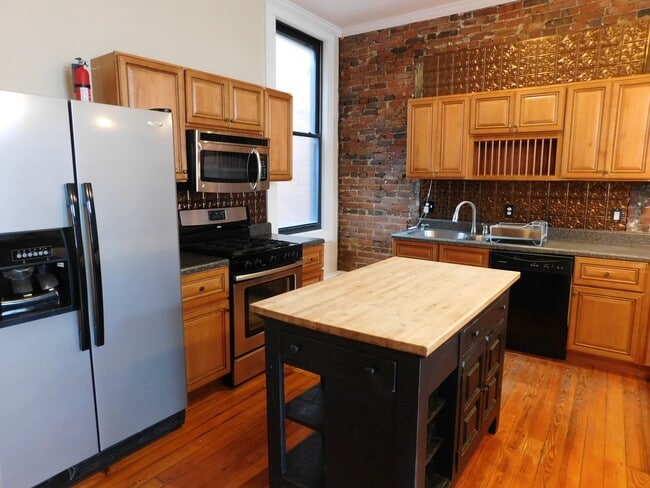 Building Photo - 216 Middle St