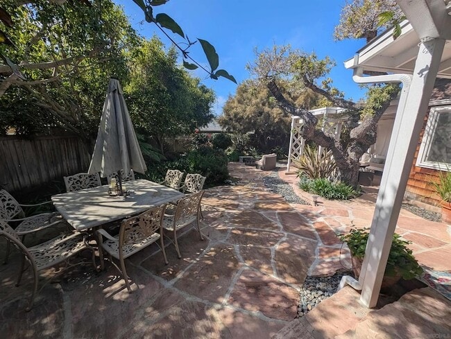 Building Photo - 201 N Rios Ave