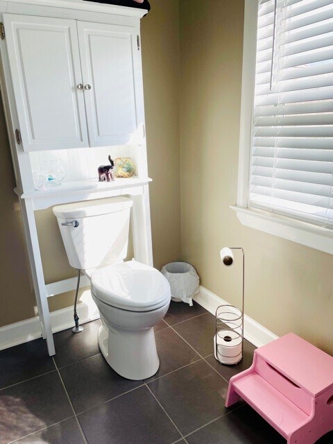bathroom - 532 W 1st St